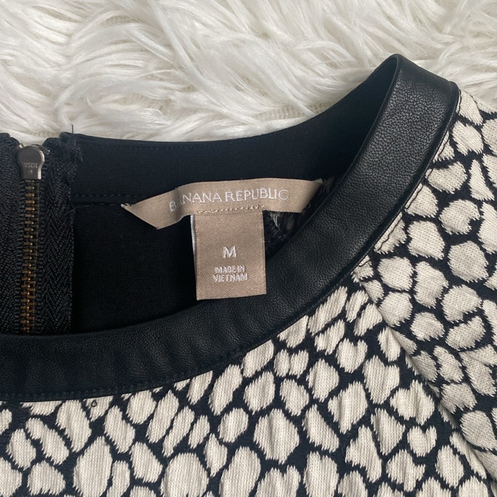 Banana republic short sleeve black-and-white printed top. Size medium. - Picture 2 of 8